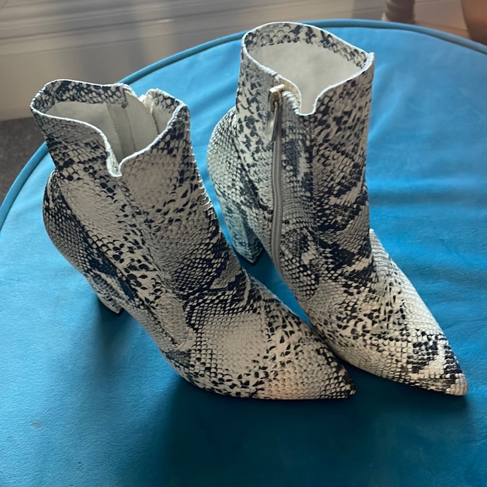 Great animal print booties. Only worn once!